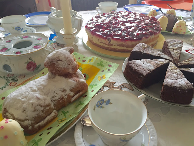 kaffeetafel zu ostern bei oma und opa