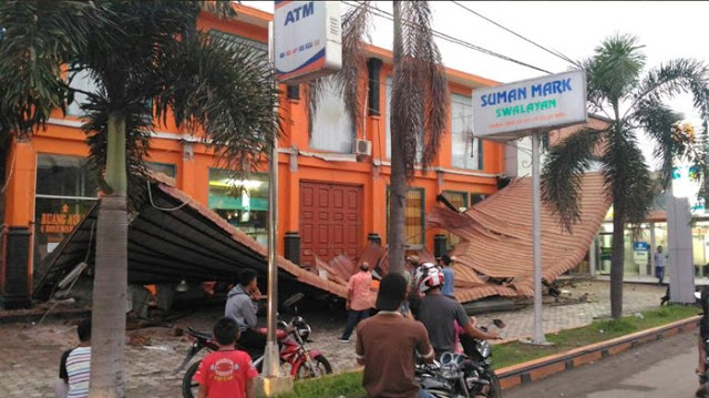 Foto-Foto Kondisi Pasca Gempa 6,4 SR di Aceh Foto-Foto Kondisi Pasca Gempa 6,4 SR di Aceh