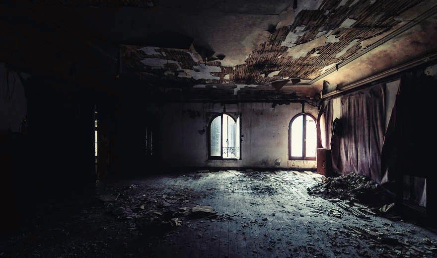 Темный заброшенный коридор. Заброшенная комната. Страшное помещение. Заброшенное здание ночью. Темный заброшенный коридор.