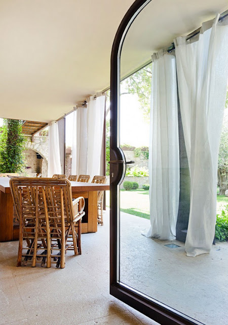 Heteruf Designs: Casa con decoración en mezcla de diseños rústico y moderno