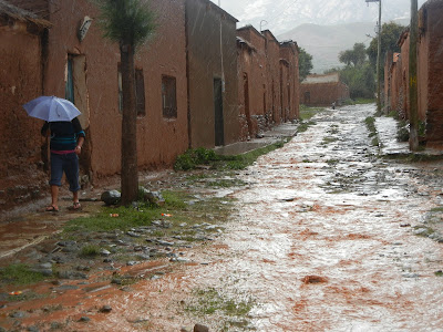 Gestern Abend hat es feste geregnet und geblitzt. Heute haben wir kein Wasser und ein Teil der Straßen sind schon wieder unpassierbar.