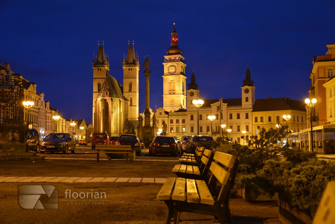 Hradec Králové - Velké náměstí (Duży Rynek) nocą.