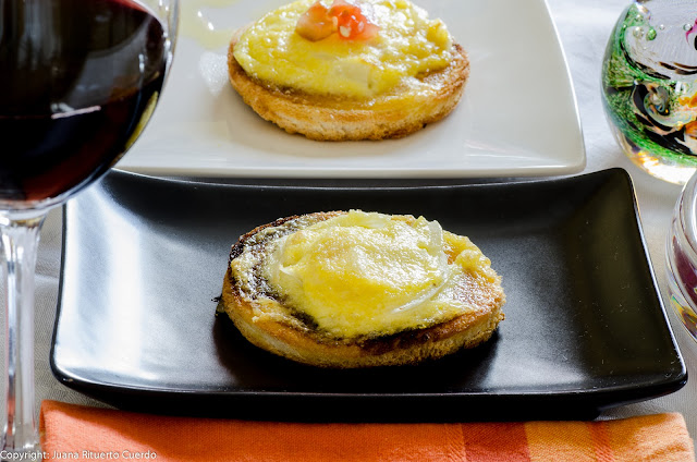 Dos aperitivos: tostada de mayonesa y cebolla gratinada y tostada de jamón serrano, queso Brie y mermelada de tomates verdes