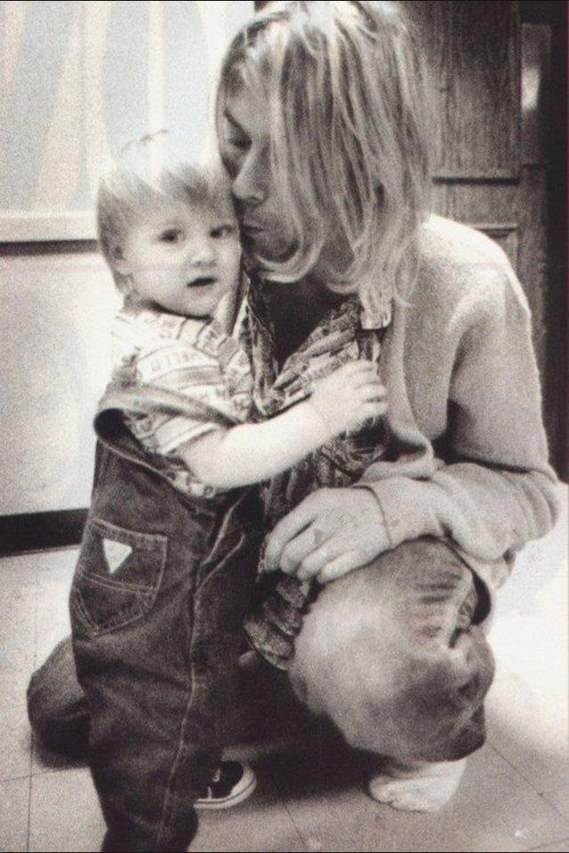 20 Rare and Candid Photographs of Kurt Cobain With His Baby Daughter
