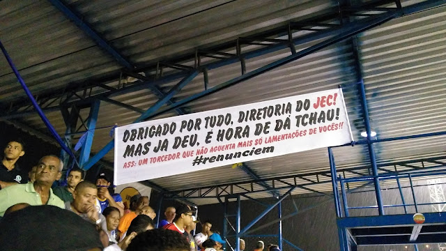 Torcida protesta contra diretoria do Jacobina: 'É hora de dá tchau'