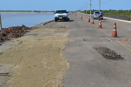 PREFEITURA REALIZA OPERAÇÃO TAPA BURACO NA ESTRADA DA PRAIA DE CAMAPUM