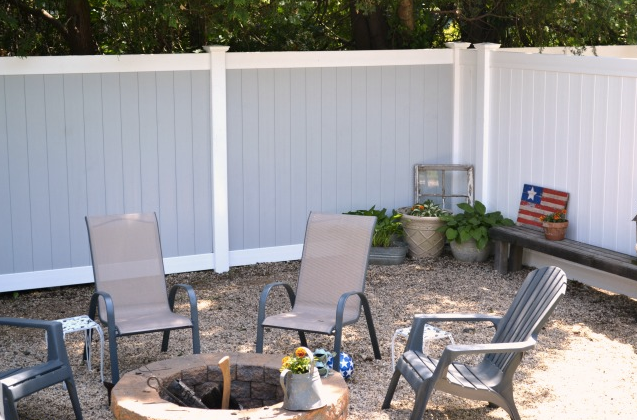 Outdoor fire pit with pea gravel