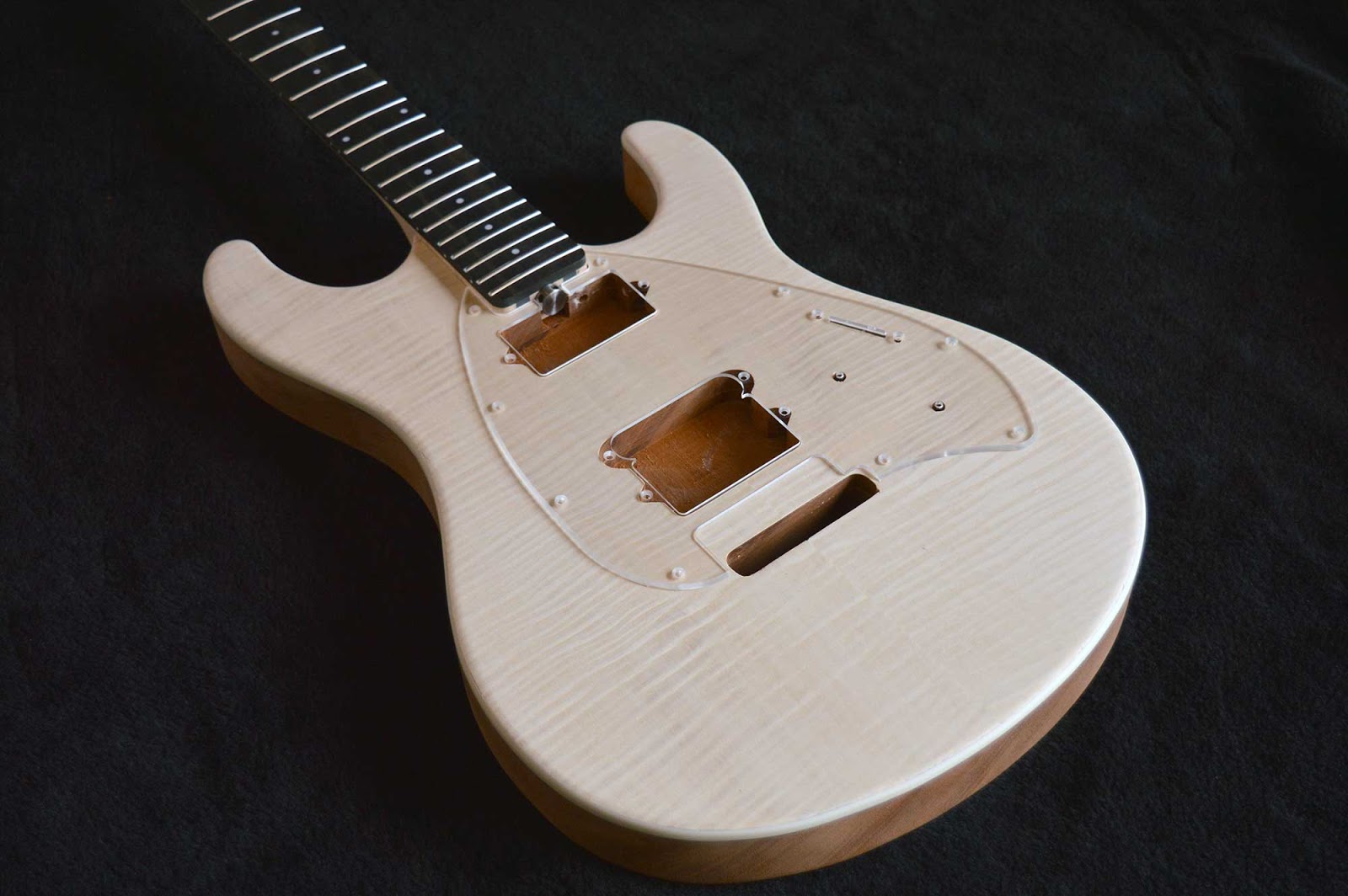 Y2D Guitar Kaiser Guitars Corpos e braços usinados em CNC
