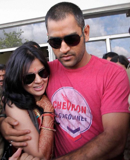 ms dhoni and his wife sakshi Adult Pictures