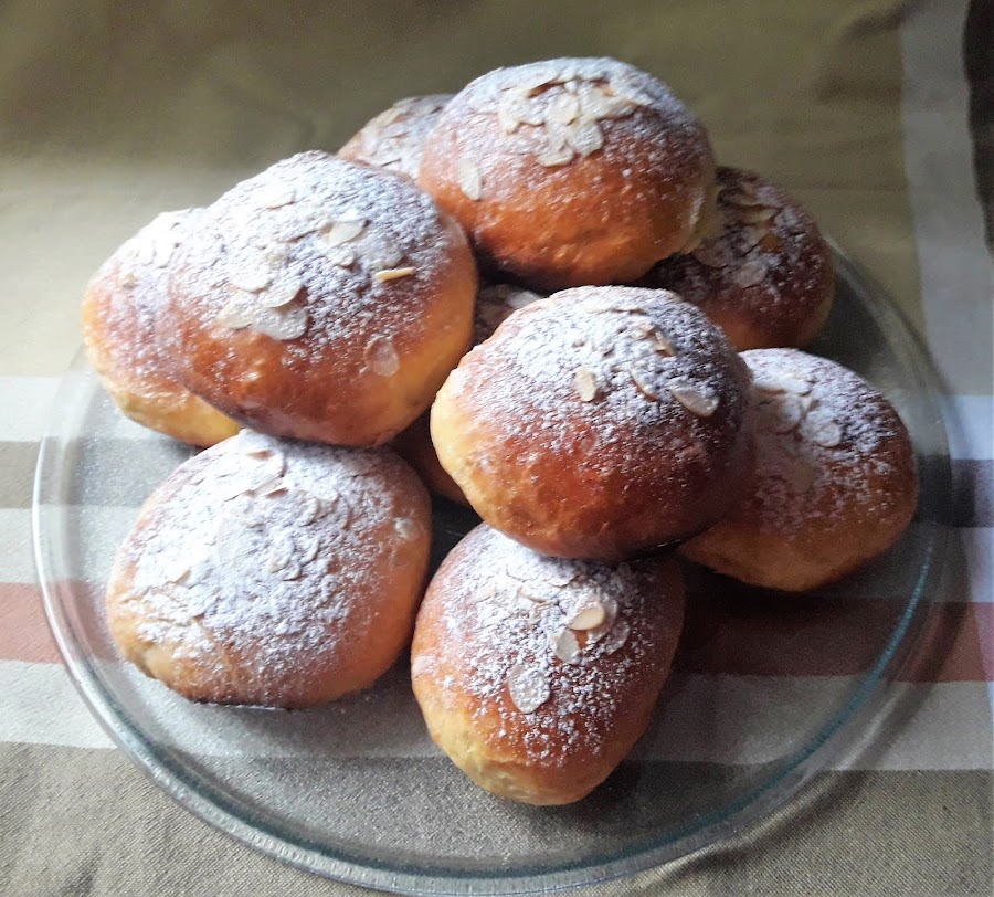 Bollitos de requesón y almendras