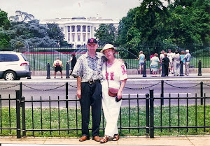 2001.7,与海曼在白宫前。