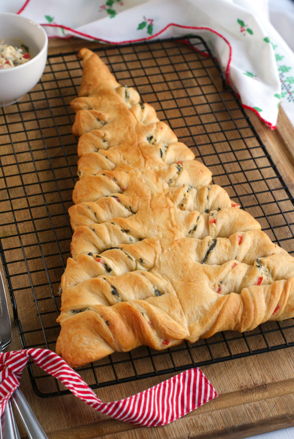This festive, party-perfect, pull-apart Spinach Dip Stuffed Crescent Roll Christmas Tree is a fun way to serve up your favorite cheesy spinach dip around the holidays! #Christmas #appetizer