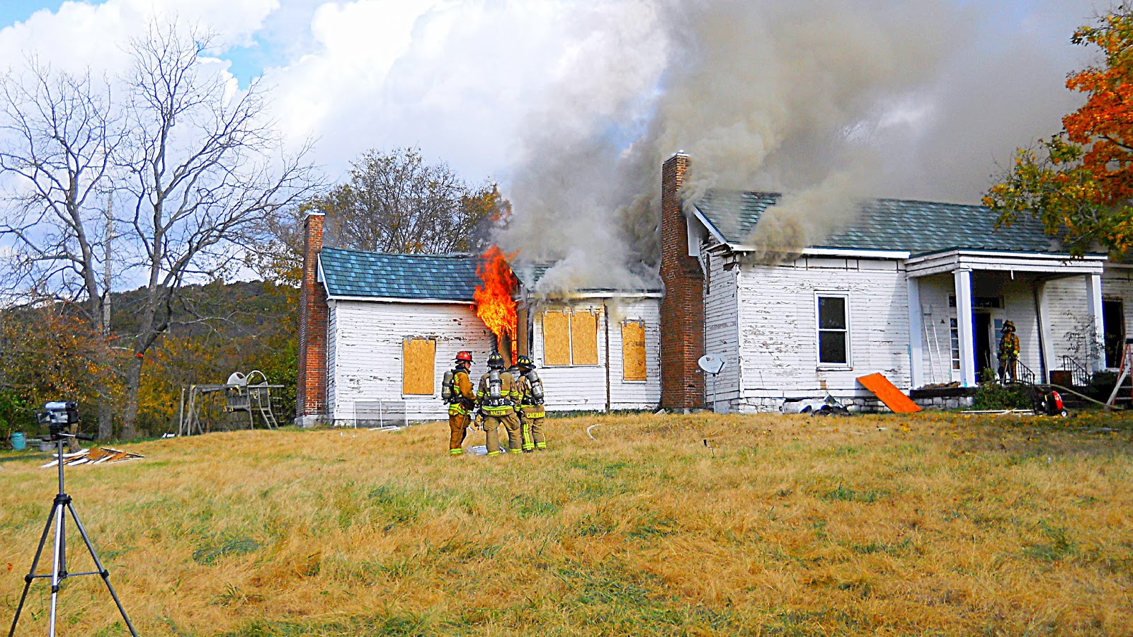 Brentwood Fire and Rescue BFR Training Burn on Split Log Road