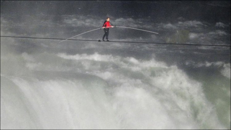 Stuntman Nik Wallenda Completes Tightrope Walk Across Niagara Falls O M G