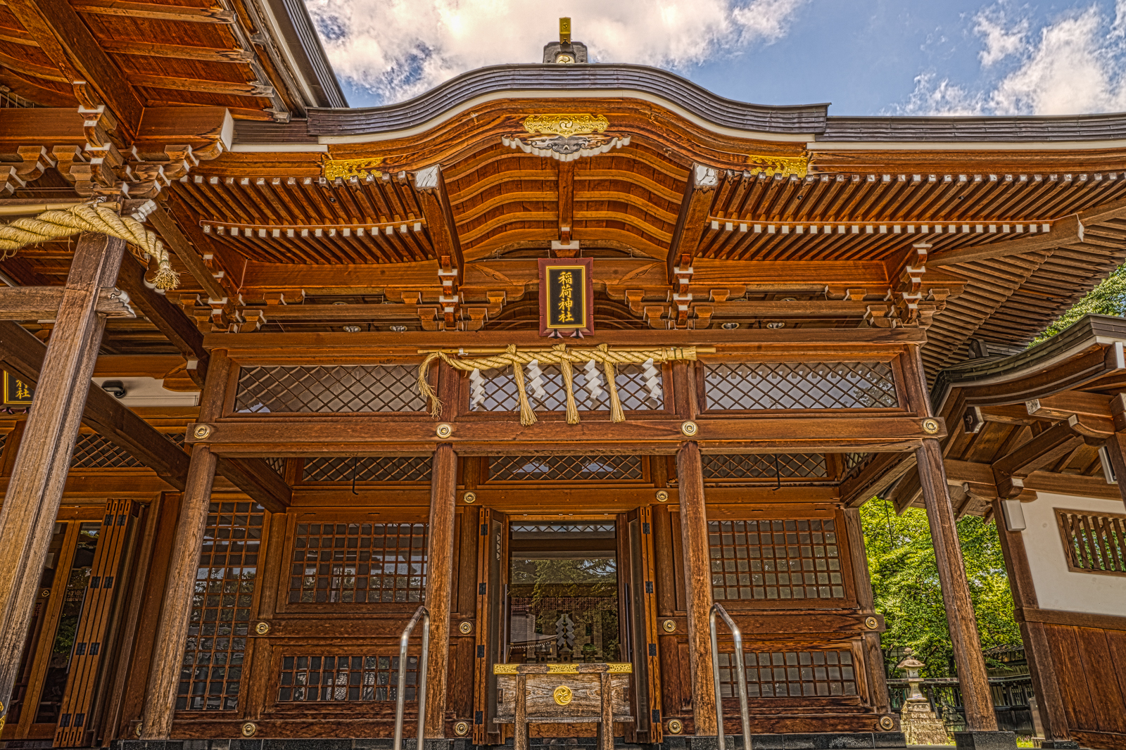 諏訪神社に併設される稲荷神社の写真　HDR