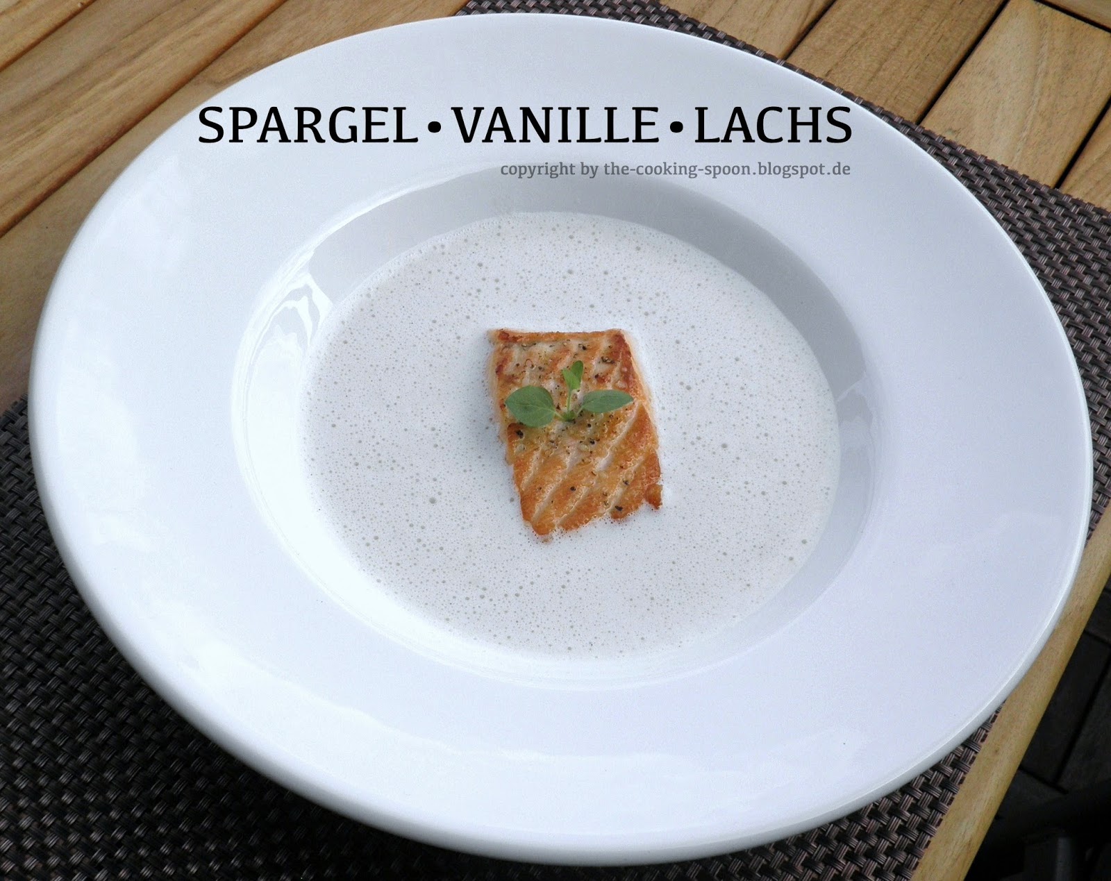 The Cooking Spoon: Spargel-Vanille-Süppchen mit gebratenem Lachs The Cooking Spoon: Spargel-Vanille-Süppchen mit gebratenem Lachs