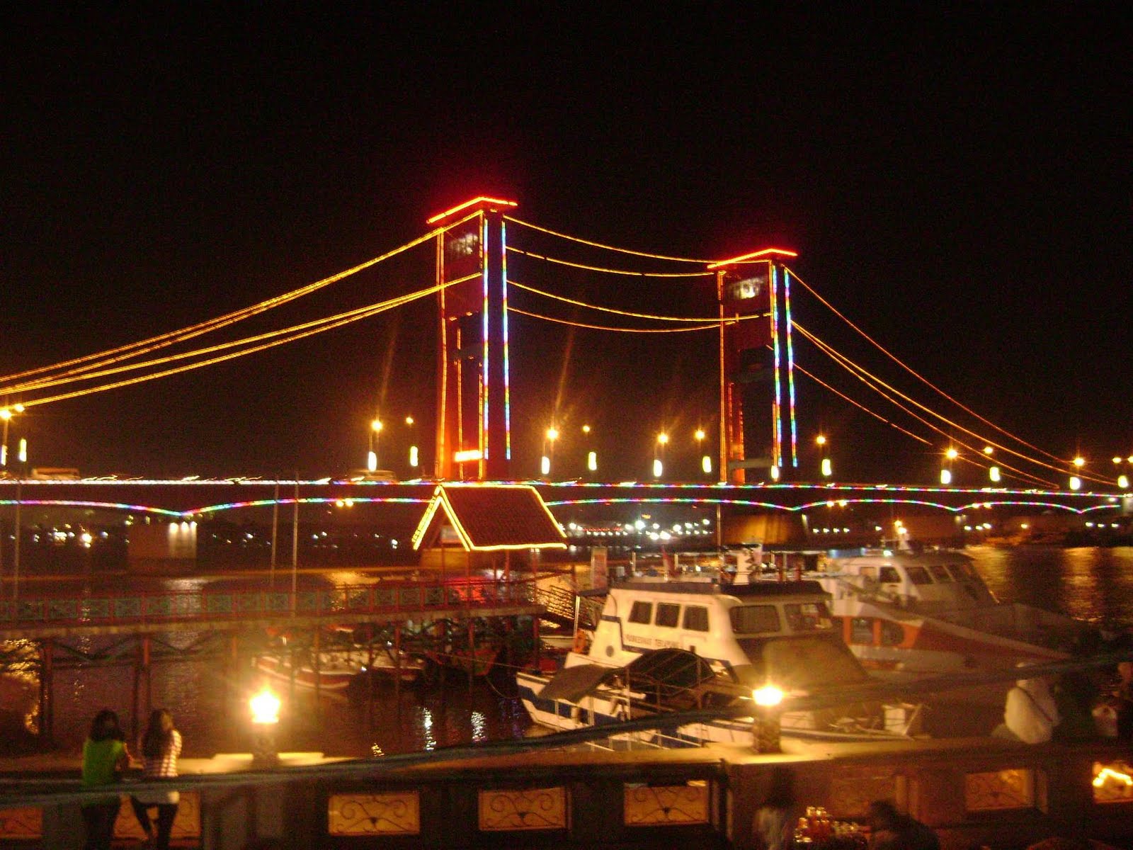 Keindahan Jembatan Ampera Palembang di Malam Hari