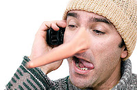 Telefonda yalan konuşurken burnu uzamış olan yalancı