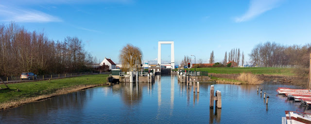 Судоходный шлюз Роде Варт в Нидерландах