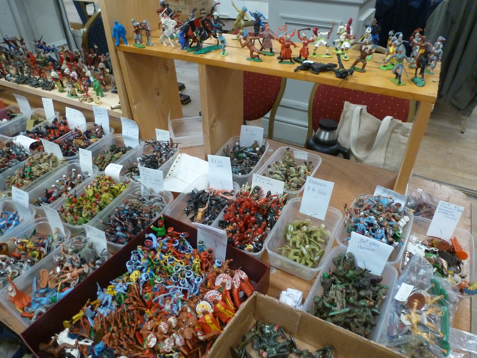 разные игрушки для детей. много игрушек. пластиковые игрушки покемоны. дети и родители коллекционирование. красивые детские игрушки.