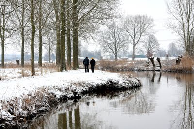 Pareja de enamorados caminando por un paisaje nevado en invierno - Winter landscape