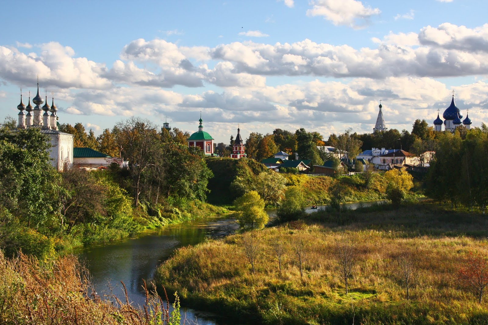 суздаль город. кидекша золотое кольцо россии. суздаль города владимирской области. земляные валы суздальского кремля. свято-покровский женский монастырь города суздаля.