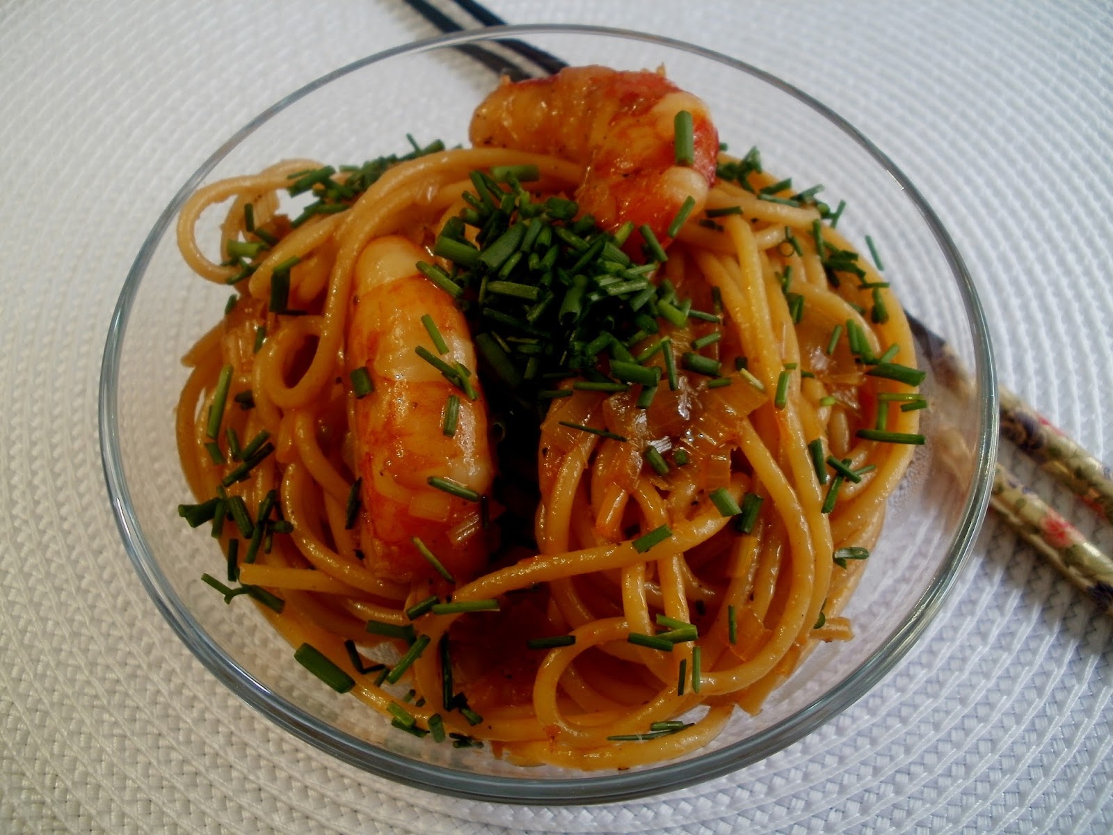 Espaguetis con camarones y salsa de soja