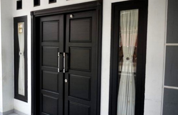 11 Warna Pintu Untuk Tembok Putih