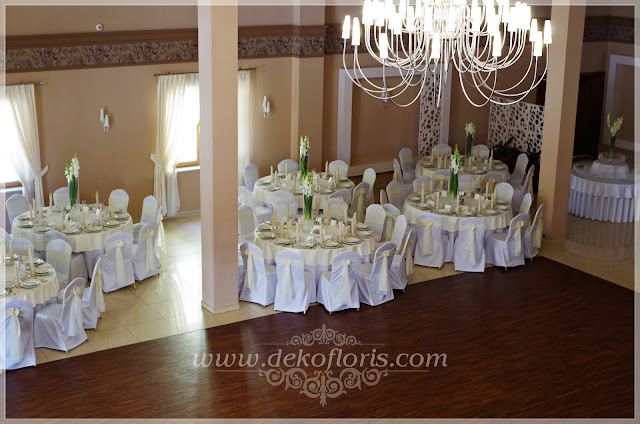 Biała dekoracja sali weselnej w gladiolach Opole Zajazd u Dziadka
