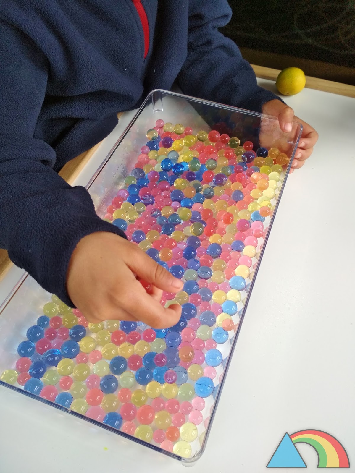 El Triángulo Arcoíris: 6 juegos sensoriales para usar las bolas de gel  (Water beads)