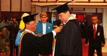 Biografi Chairul Tanjung Versi Bahasa Sunda | biografi chairul tanjung pengusaha sukses si anak Biografi Chairul Tanjung Versi Bahasa Sunda | biografi chairul tanjung pengusaha sukses si anak