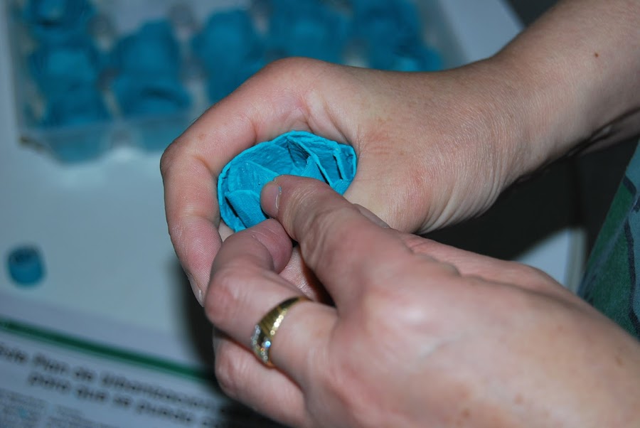 cuadro con flores de carton de huevos.