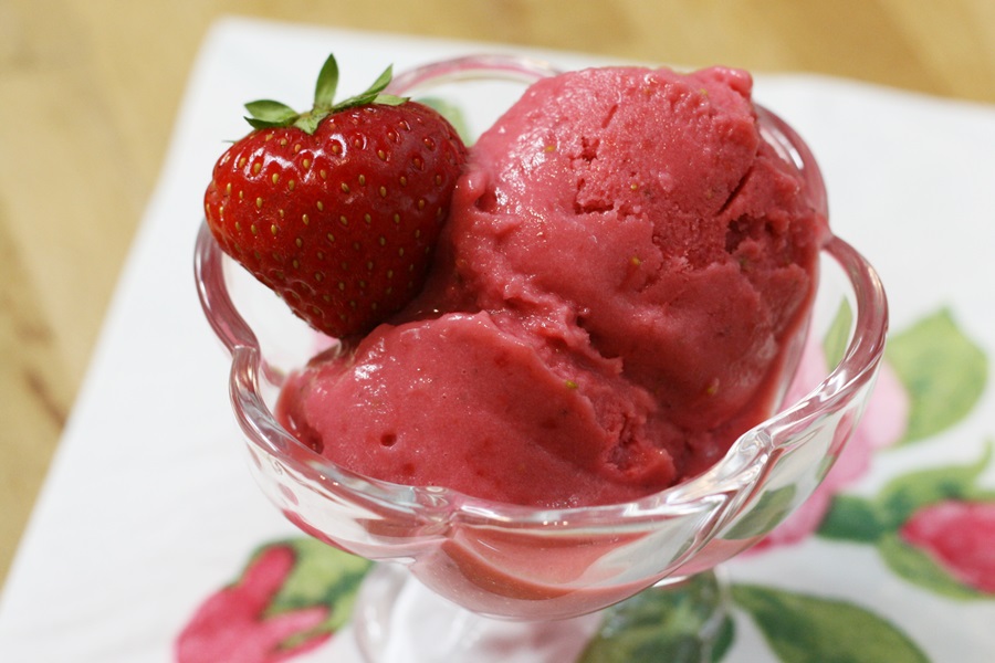 Sekundentakt: Erdbeer-Joghurt-Eis