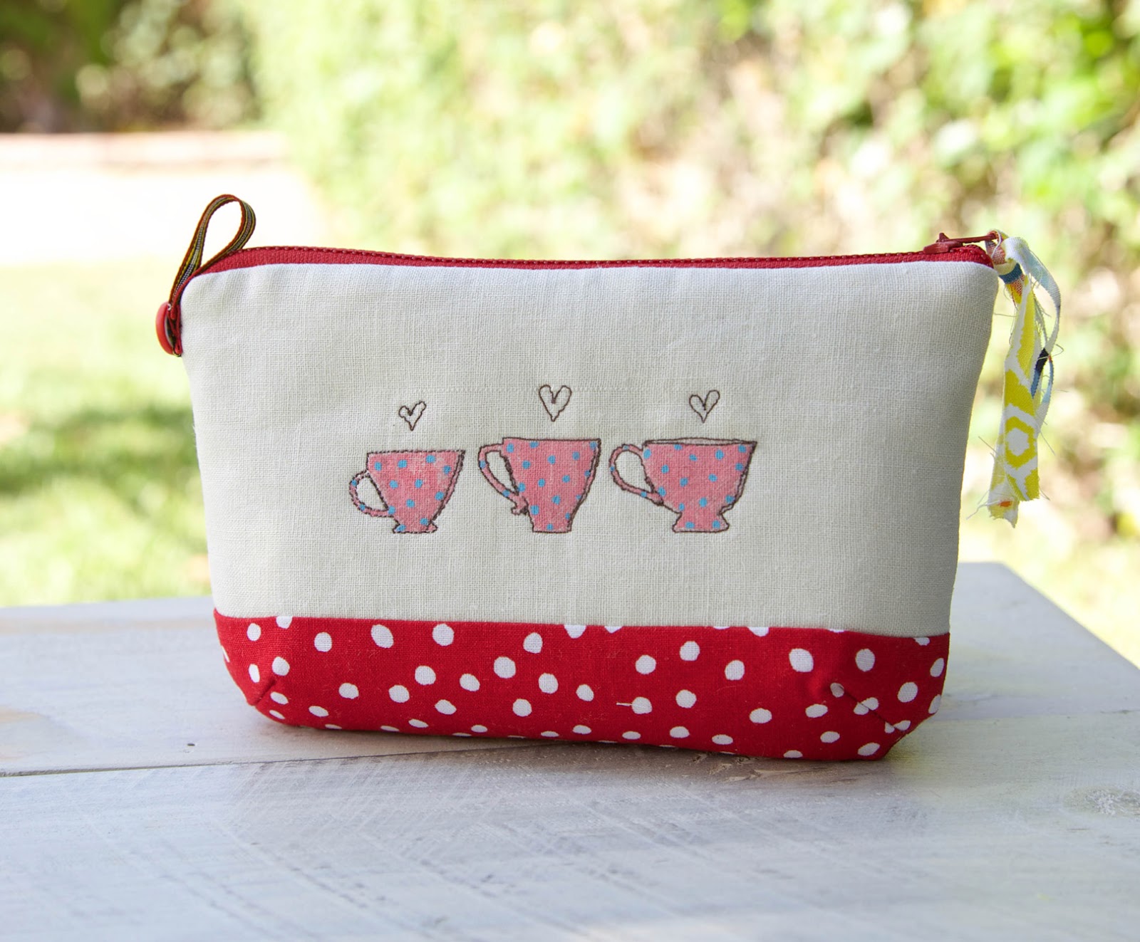 How to make a zippered Pouch. DIY Photo Tutorial.