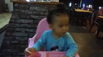 animasi Nor Aina sedang geleng-geleng kepala di atas kerusi bayi di kedai makan Areeya Seafood.