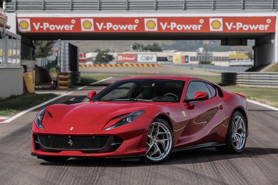 Ferrari 812 Superfast красная