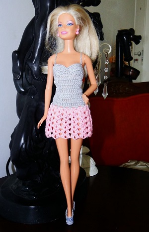 Vestido de crochê para Barbie passo a passo PAP  Roupas barbie de crochê,  Crochê fashion, Roupas de crochê para bonecas