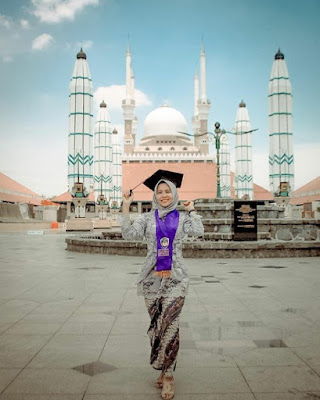 Gambar model hijab wisuda wajah bulat terbaru Gambar model hijab wisuda wajah bulat terbaru