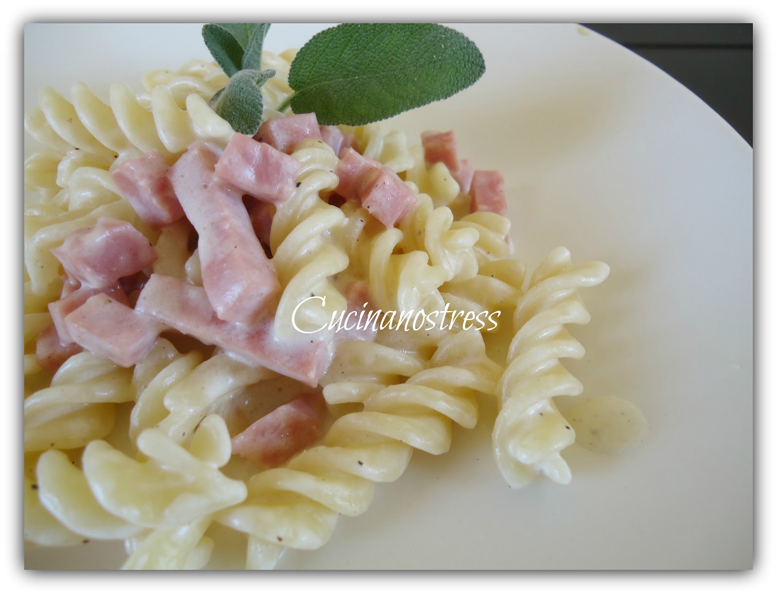 Cucinanostress FUSILLI CON CUBETTI DI PROSCIUTTO COTTO E PHILADELPHIA