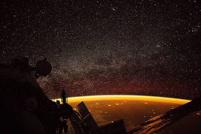 NASA Memotret Indahnya Warna Oranye yang Menyelimuti Horizon Bumi