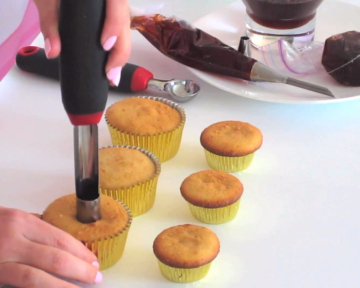 How To Fill A Cupcake Pan With Batter (4 Ways) // Lindsay Ann Bakes 