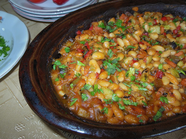 Печен боб със зеленчуци