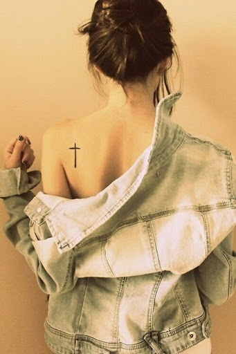 Melhores Cruz da Tatuagem para a Garota no Ombro