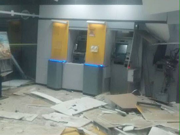 Agência ficou parcialmente destruída após explosões (Foto: Leandro Alves / BahianaMídia.Com)