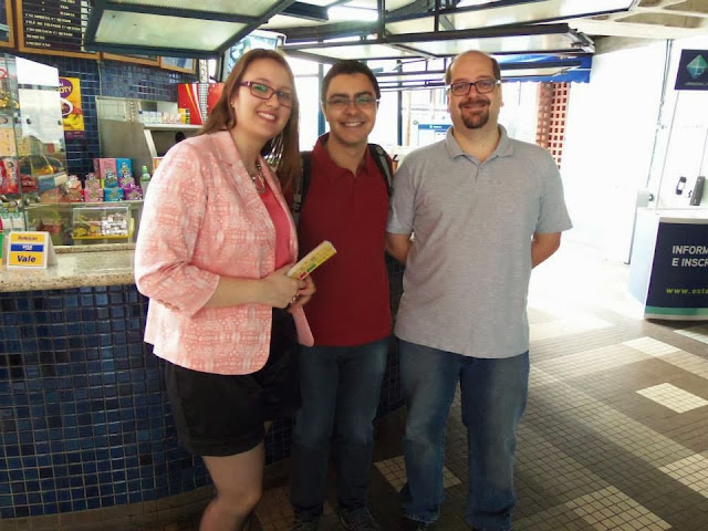 Foto dos autores Lara Luft, Paulo Xavier e Mauricio R B Campos, segurando o livro Sonhos Lúcidos e sorrindo