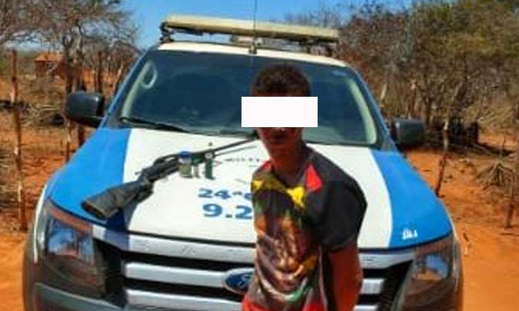 Policiais da 24ª CIPM prendem homem por porte ilegal de arma em Umburanas