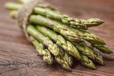 حمض الفوليك (ڨيتامين ب 9)، فوائده واعراض نقصه وأهم 10 مصادر للفولات في الغذاء Asparagus1