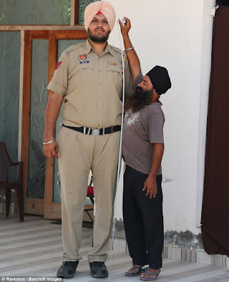 ajab-गजब-jankari-omg-facts-worlds-tallest-policeman ajab-गजब-jankari-omg-facts-worlds-tallest-policeman