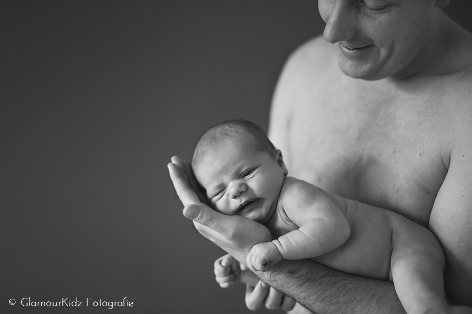 newborn vader fotoshoot lifestyle baby familie natuurlijk licht vintage
