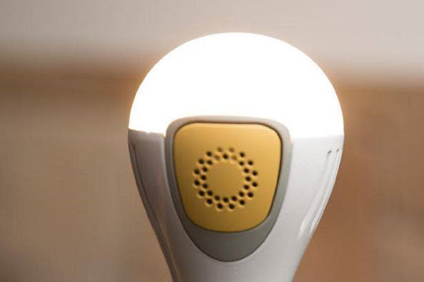 物聯網議題興盛後，智慧燈泡何其多，以安全訴求作為主打的 BeOn home 是其中很特別的一款。數位時代翻攝自 BeOn home 官網。